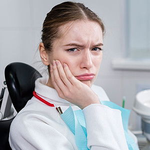 How an Emergency Dentist Can Save Your Tooth